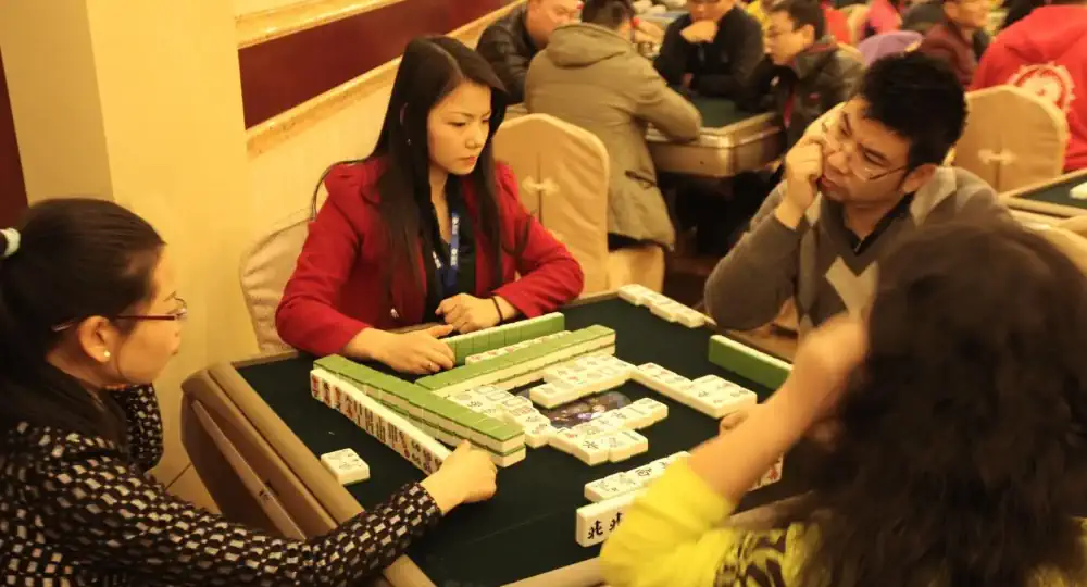 Folk der spiller traditionelt Mahjong